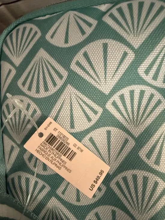 Victoria’s Secret green and white Shell-Print insulated cooler with Front Pocket - Picture 4 of 8